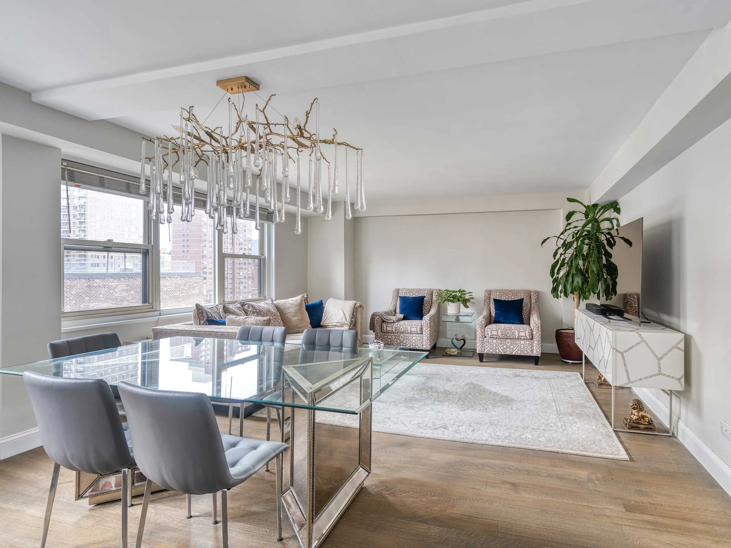 Manhattan New Kitchen Renovation: Sleek Modern Design - Photo 1